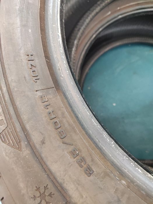 2 бр зимни 235/60/18 Dunlop 22г