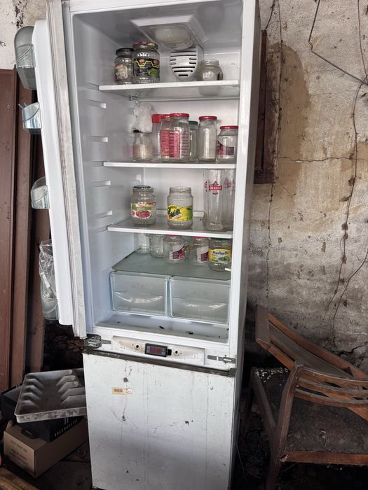 Продам холодильник встроенный. В рабочем состоянии.
