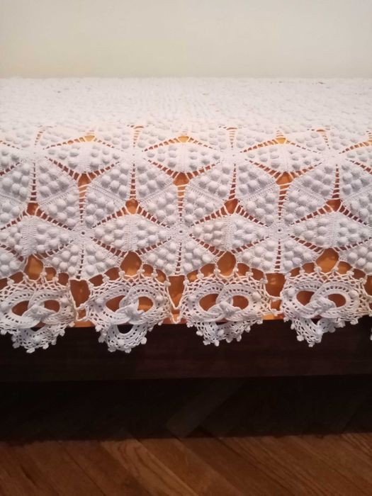 Вълнен губер и ръчно плетена покривка за легло.