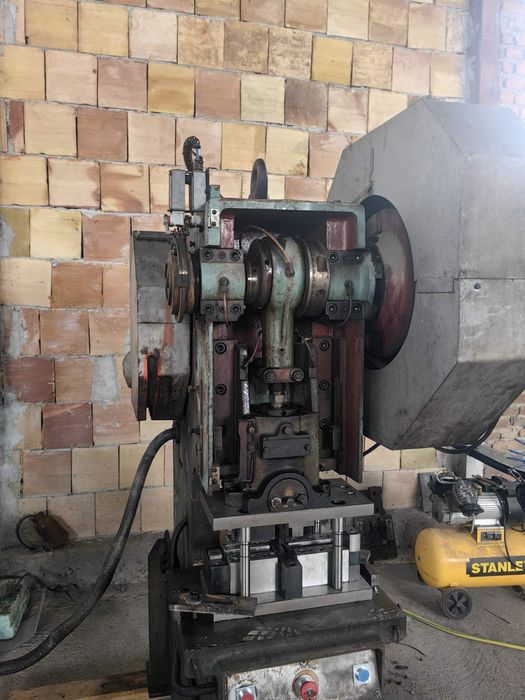 Ексцентрик преса с матрица за конзоли за безшевен улук