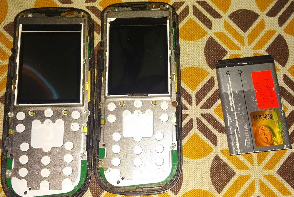 Два броя Nokia 2330