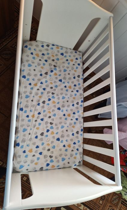 Vând pătuț din lemn + saltea de 120/60 cm
