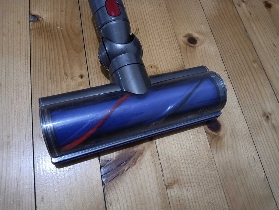 Продавам много добра Dyson V7 почистена прахосмукачка с отлична батерия и аксесоари