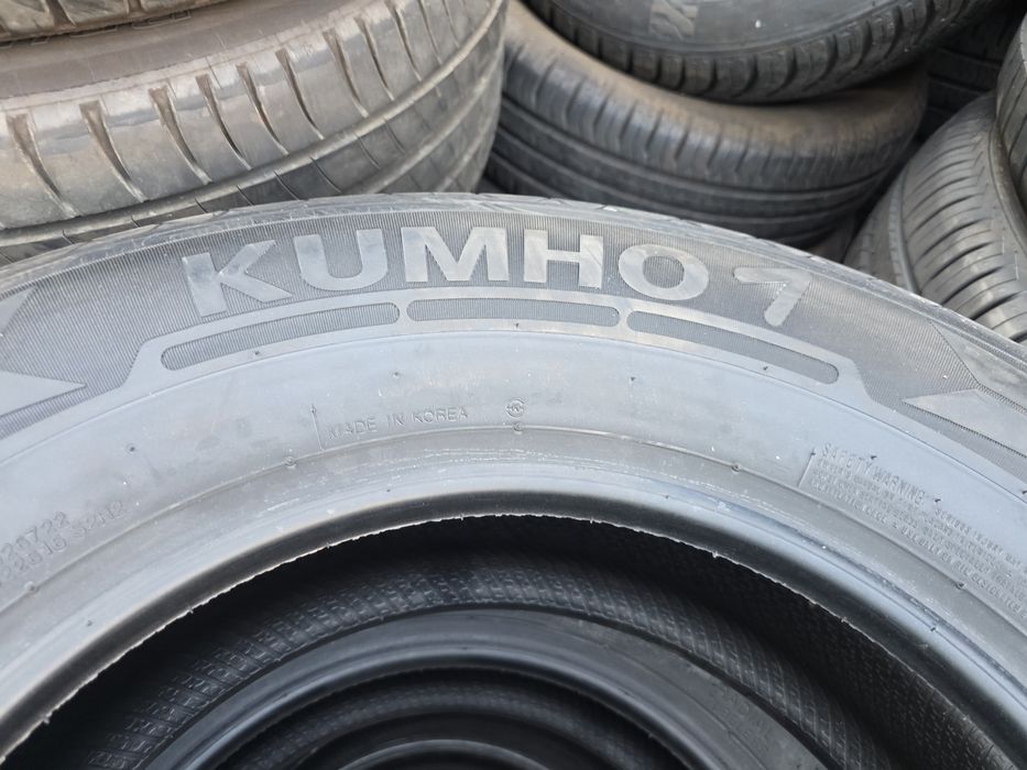 2бр Летни гуми за бус 215 70 15С - Kumho
