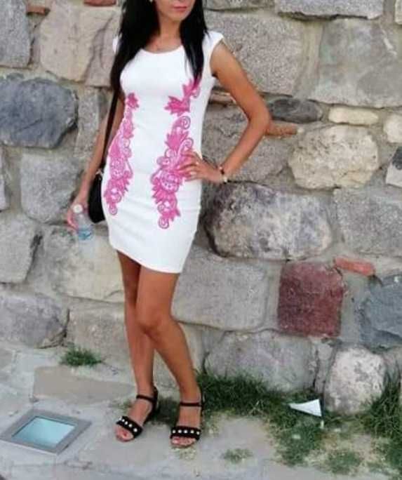 Бяла рокля с цветя