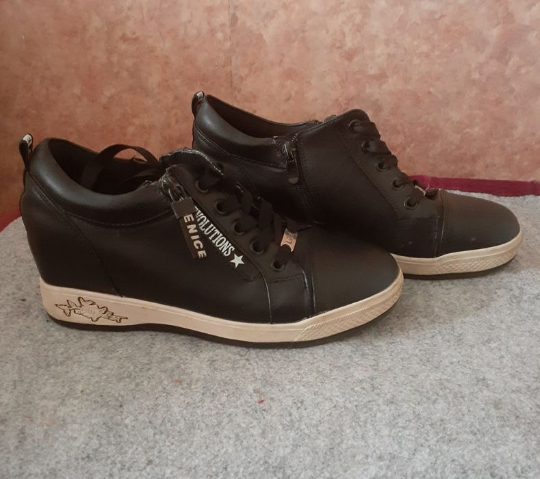 Кросовки женские.