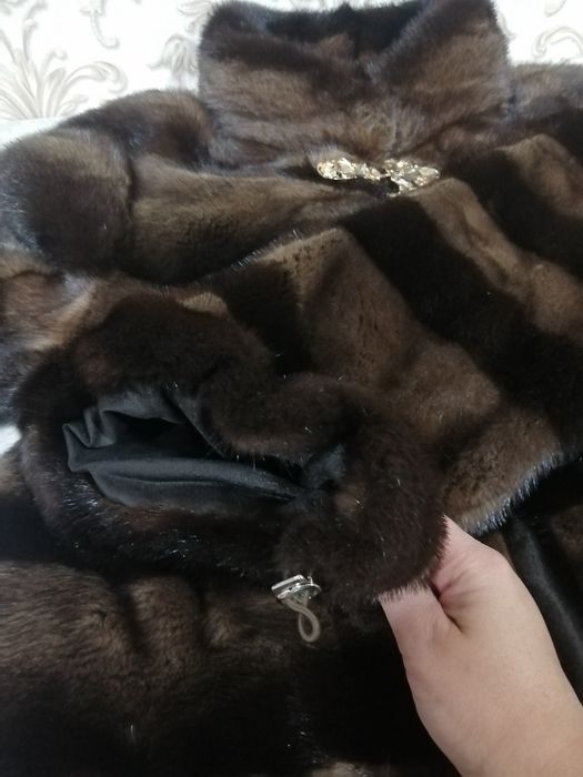 Продам шубу женскую.