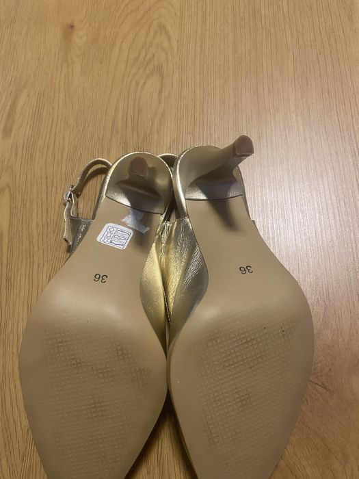 Vand pantofi nr 36 culoare aurie