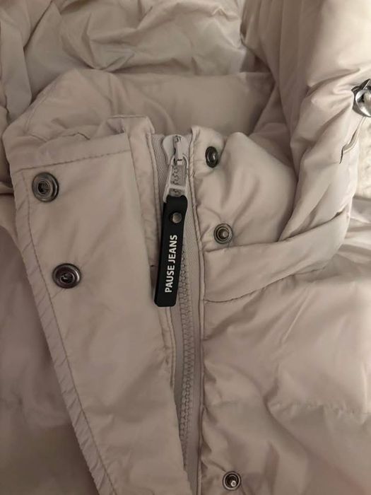 Бяло яке на Pause