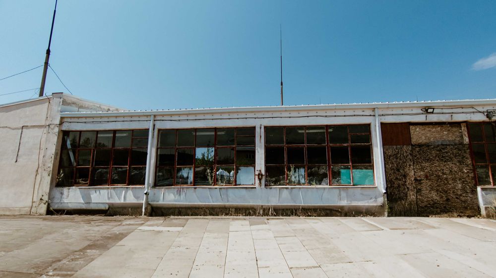 Proprietate industrială de vânzare – Teren 10.314 mp + hale 1.063 mp – Băbeni, Vâlcea – 250.000 €