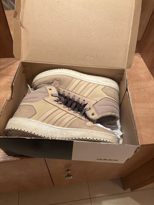 Бежови кецове Адидас. Пухкави и топли отвътре. Чудесни за зимата.