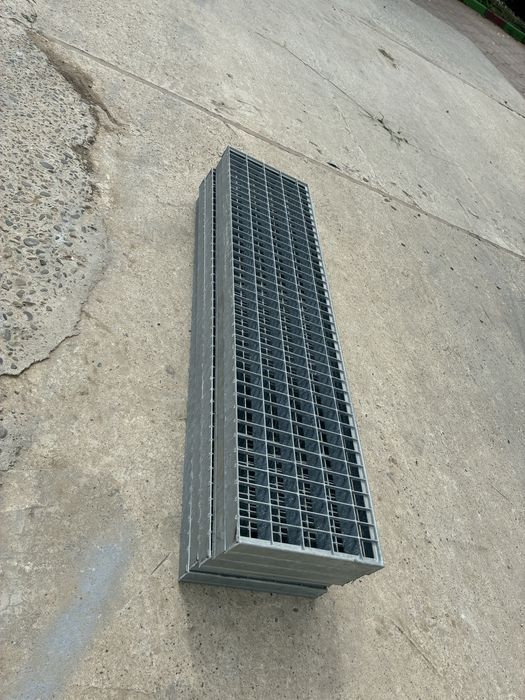 Trepte zincate metalice pentru scari metalice