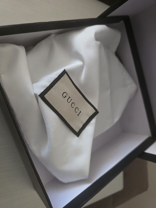 Син колан gucci .