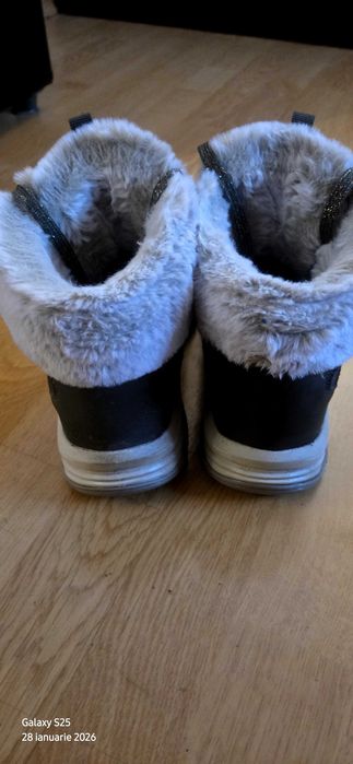Ghete Skechers damă.