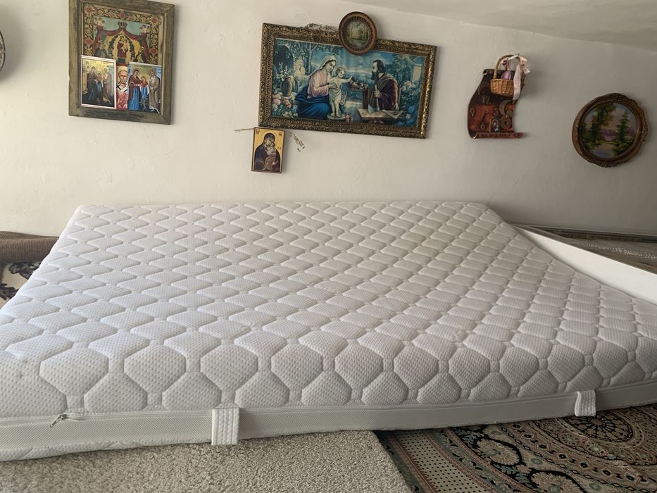 Vand pat de dormitor cu saltea  stare buna ,dimensiuni 200/160