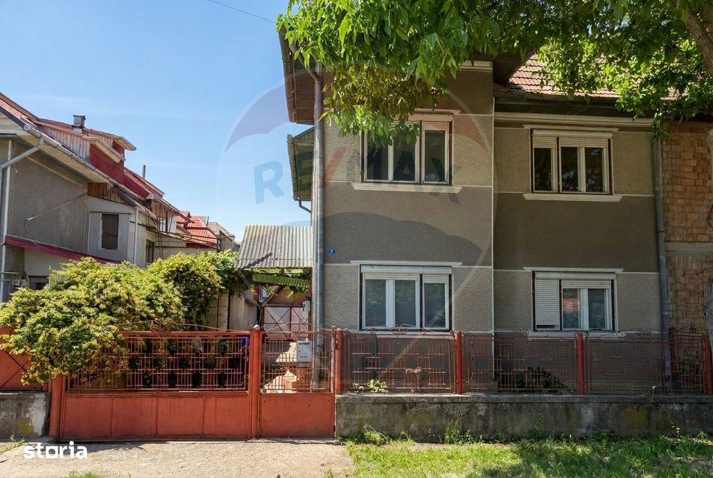 Casă cu 4 camere de vânzare - str. Morii