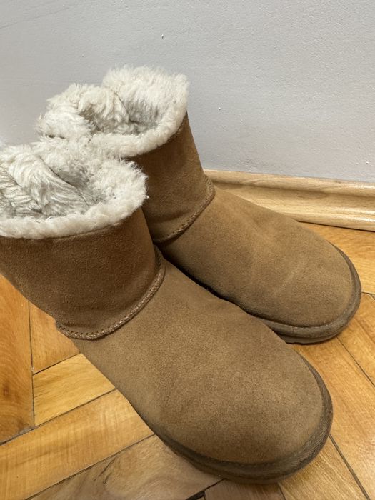 Vand Ugg maro cu fundita