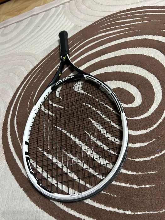 Теннисная ракетка