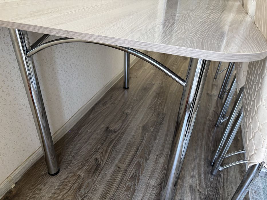 Кухонный стол со стульями