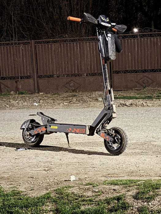 Vind trotineta g2  800 ron am nevoie urgent de bani nu mai las la preț