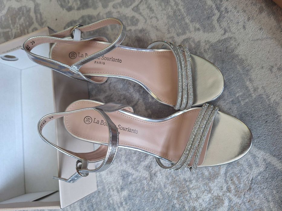 Сребристи сандали на висок ток