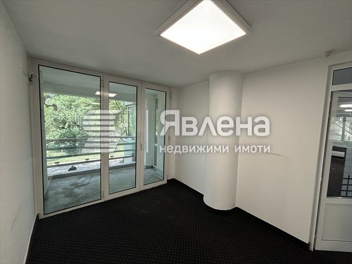 Функционален офис в широк център