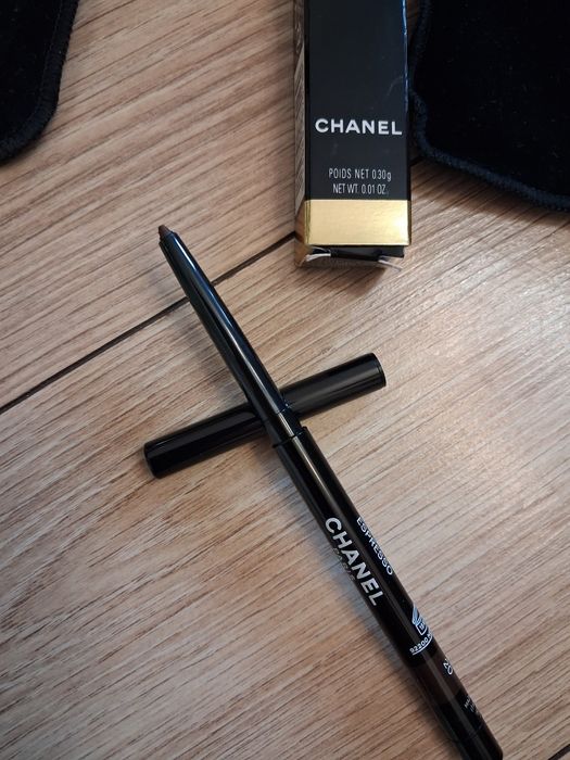 Комплект гримове и четки на Chanel за 220 лв всичко
