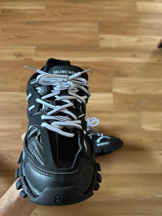 Sneakers Balenciaga cu eticheta (nu Nike, Gucci, Adidas, Balenciaga)