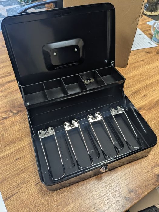 Кутия за банкноти и монети