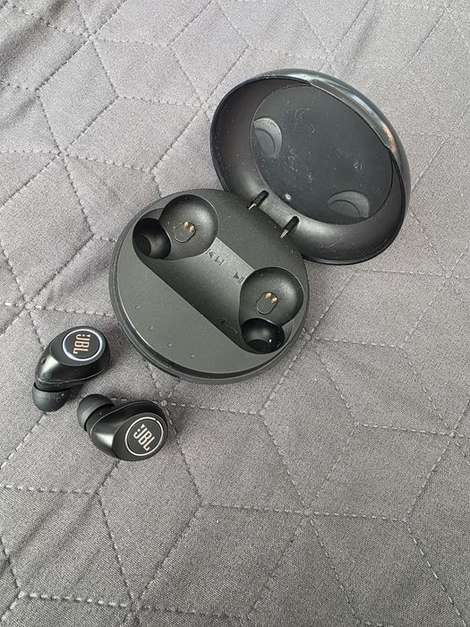Vând căști wireless JBL