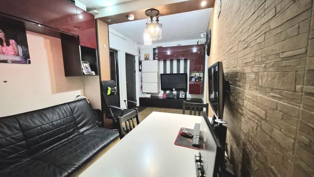 Vand apartament cu 2 camere.