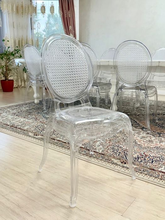 Прозрачный стулья