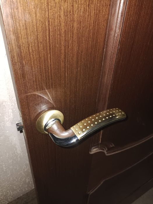 Продам межкомнатную дверь