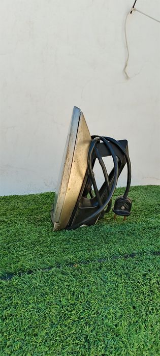 Два утюга один российский  другой  с паром