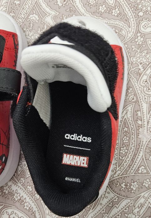 Детски маратонки adidas marvel