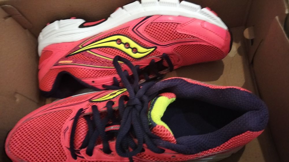 Кроссовки оранжевого цвета