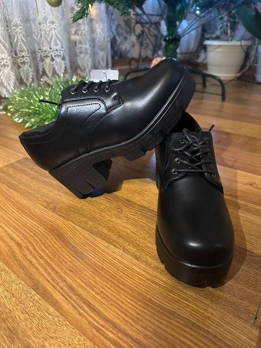 Продам ботинки женские.