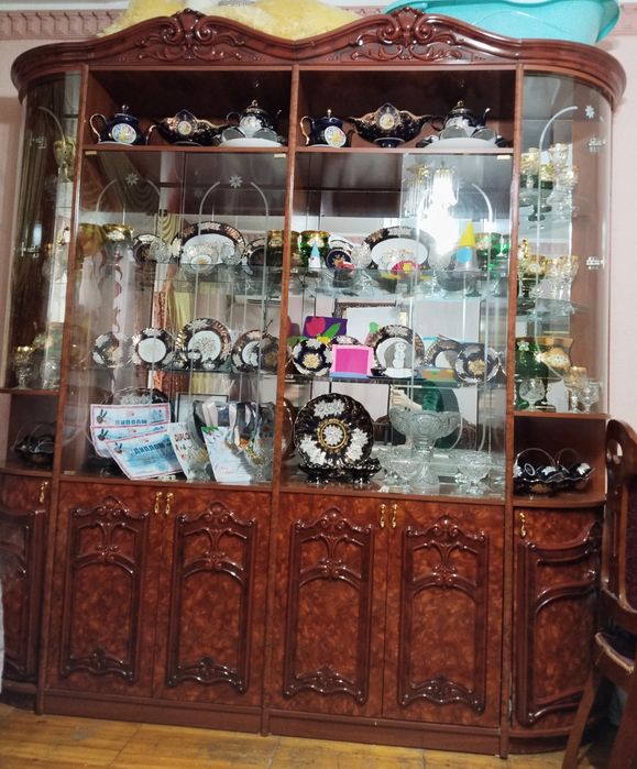 Сервант-витрина для посуды классический стиль