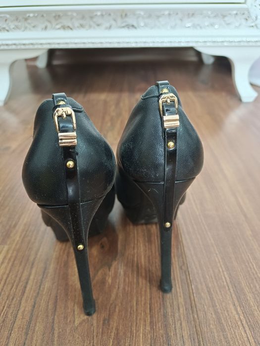 Туфли на высоком каблуке