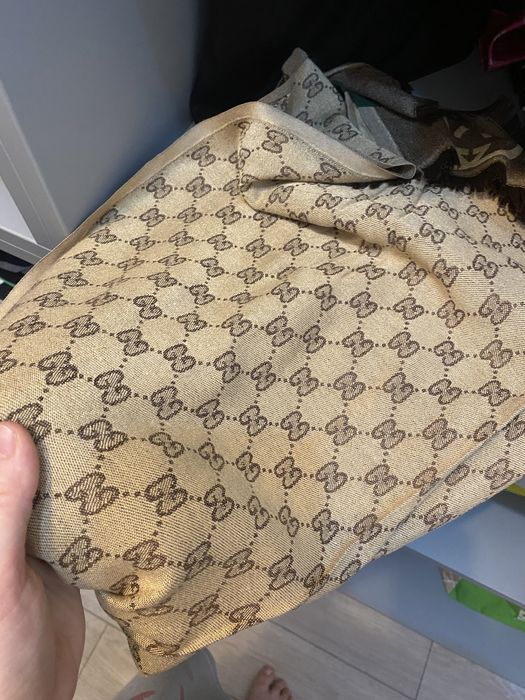 Vand eșarfa Gucci