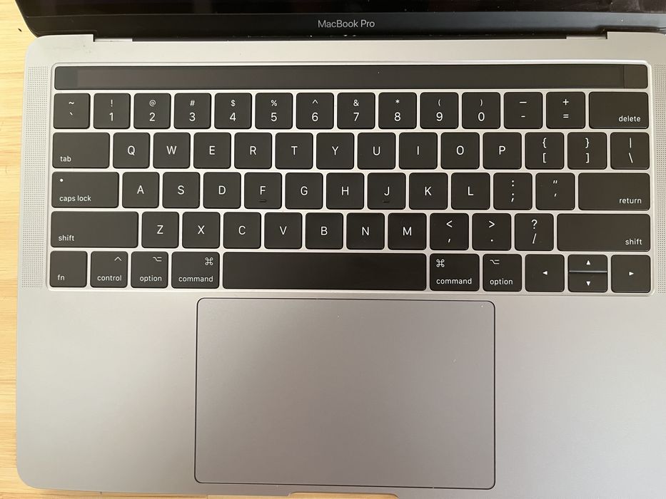 Apple MacBook Pro 13” 2017 cu touchbar + husa protectoare Hama