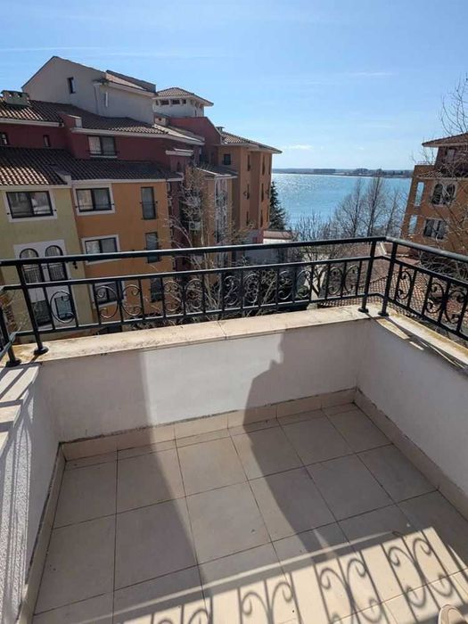 Просторен двустаен апартамент с гледка море, Първа линия