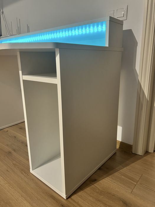 Birou modern alb cu LED – stare foarte bună