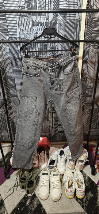 Vând blugi louis vuitton