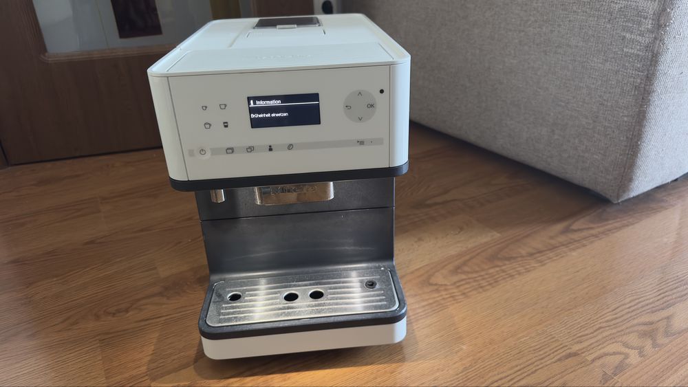 Vând espressor automat premium Miele CM 6350