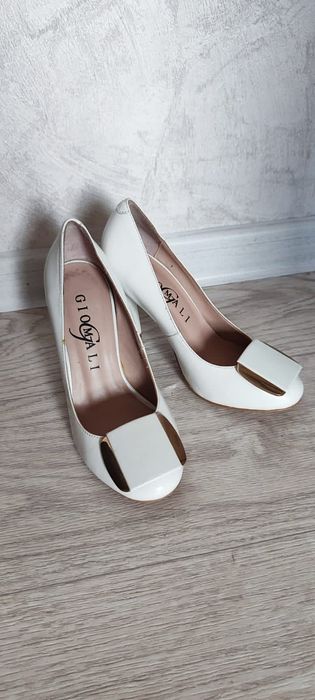 Продам туфли белые