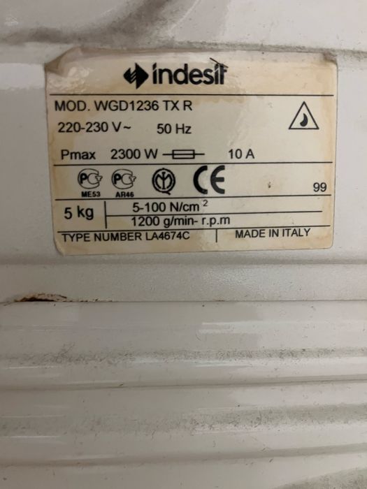 Стиральная машина “INDESIT”