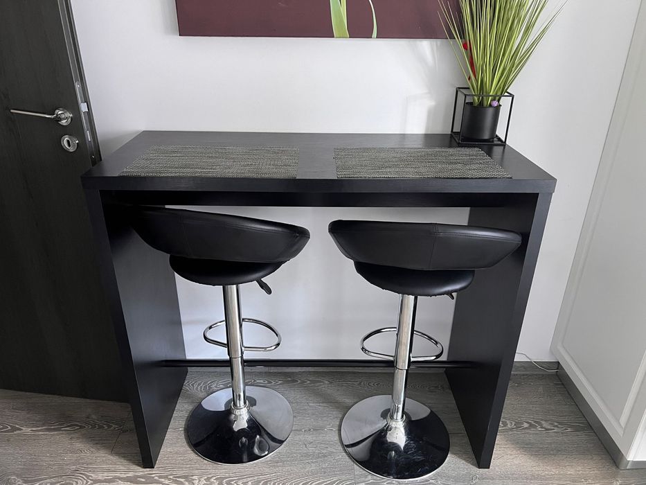 Se vinde masa si doua  scaune impecabile.