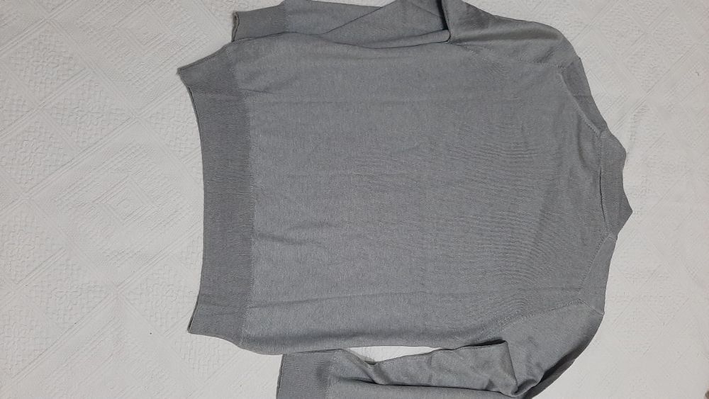 Pulover marimea XL nou fara eticheta de culoare gri
Dim.lg.71 cm,lg.m