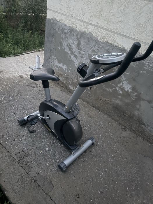 Серый велотренажер